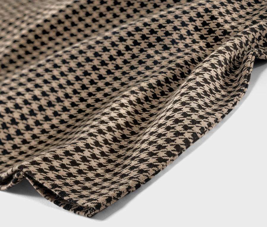 Gros plan sur le tissu d'une jupe en sweat à jacquard pied-de-poule.