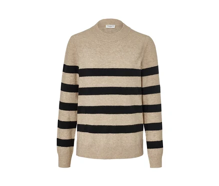 Pull en maille à rayures beige et noires.