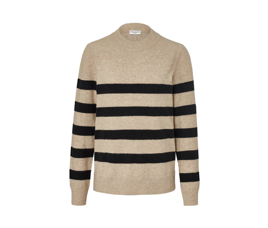 Pull en maille à rayures beige et noires.