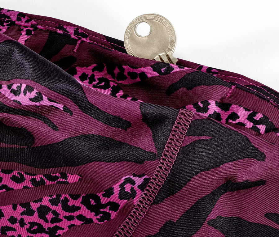 Détail d'un legging de sport 3/4 violet avec imprimé intégral et une clé dans la poche.