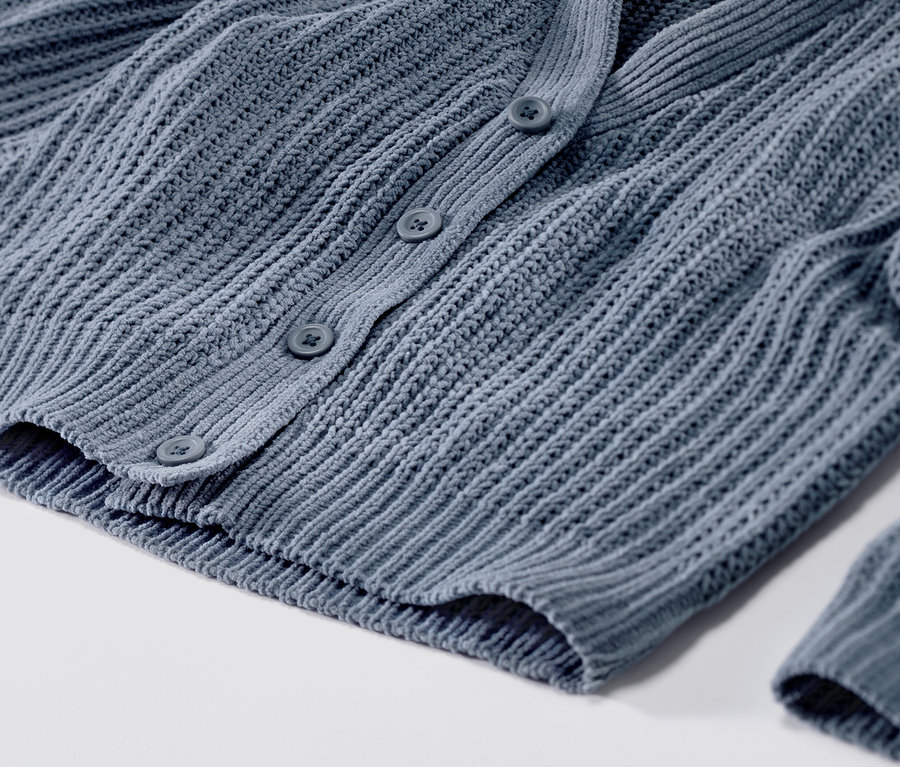 Gros plan sur une veste en tricot chenille pour enfant.
