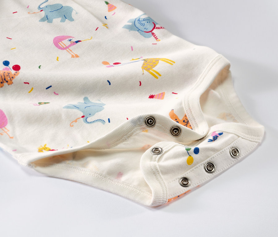 Gros plan sur un des 5 bodys évolutifs pour bébé avec imprimés d'animaux.