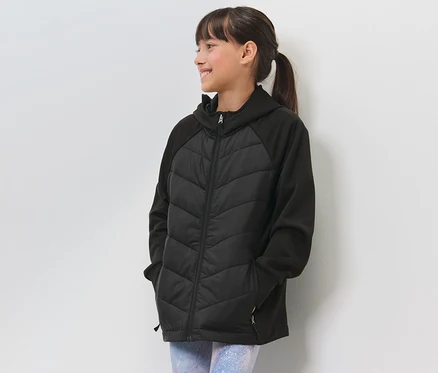 Fillette portant une veste de sport thermique noire.