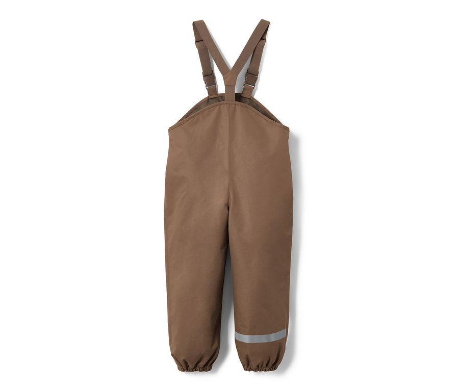 Un pantalon de pluie marron pour enfant avec une bavette et une bande réfléchissante sur la jambe.