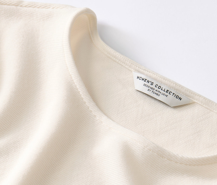 Détail d'une blouse blanc-crème.