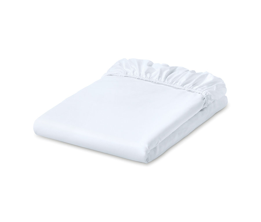 Drap-housse en jersey blanc plié.