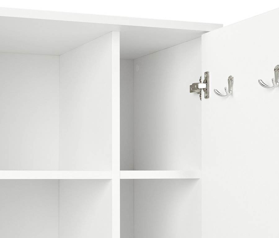 Vue intérieure d'une armoire universelle avec des étagères et des crochets.