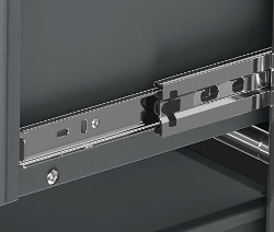 Détail d'un meuble en métal gris CN3 avec tiroir et glissières métalliques.