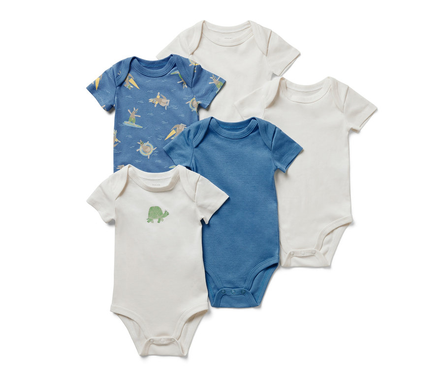 Cinq bodies à manches courtes pour bébé : Un bleu à motifs, un bleu uni, un blanc avec une tortue et deux blancs.