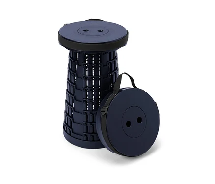 Un tabouret de camping télescopique plié et déplié côte à côte.