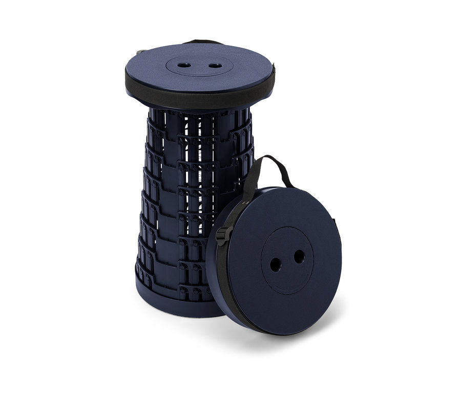 Un tabouret de camping télescopique plié et déplié côte à côte.