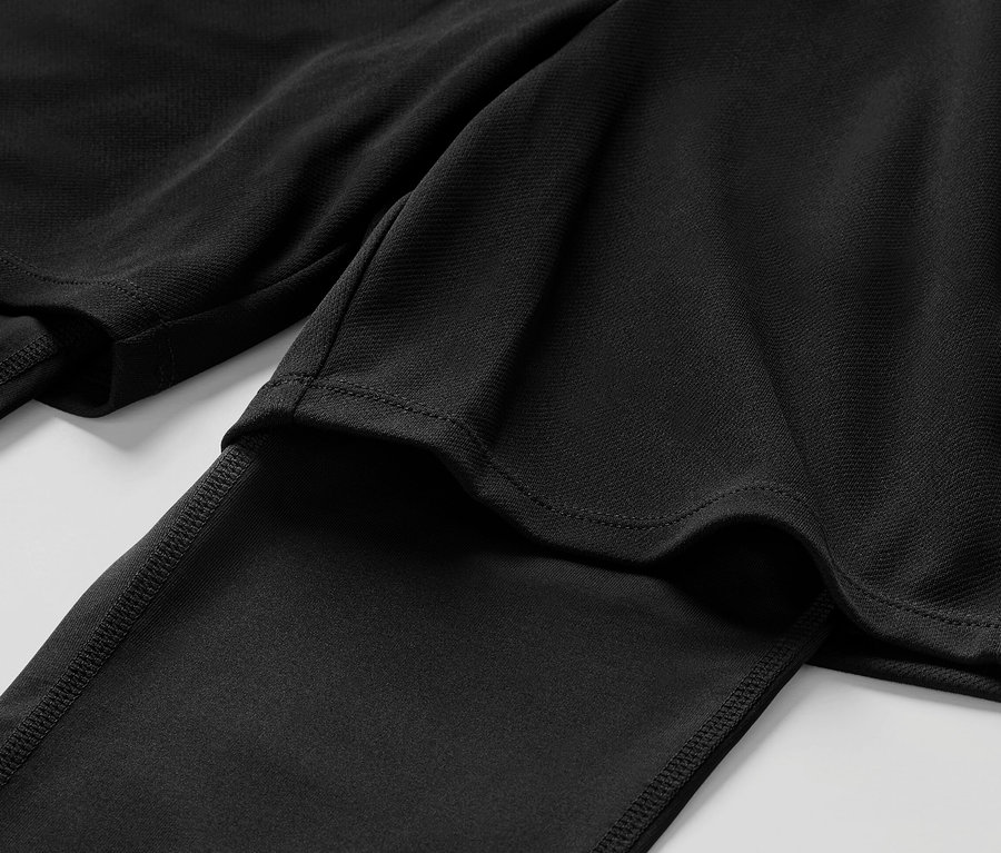 Vue détaillée d'un tight de sport noir pour enfant avec short.