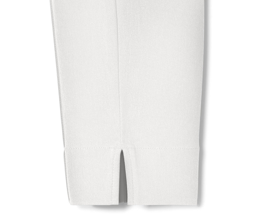 Détail d'un pantalon stretch blanc.