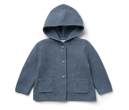 Un cardigan bleu en tricot avec capuche et boutons.
