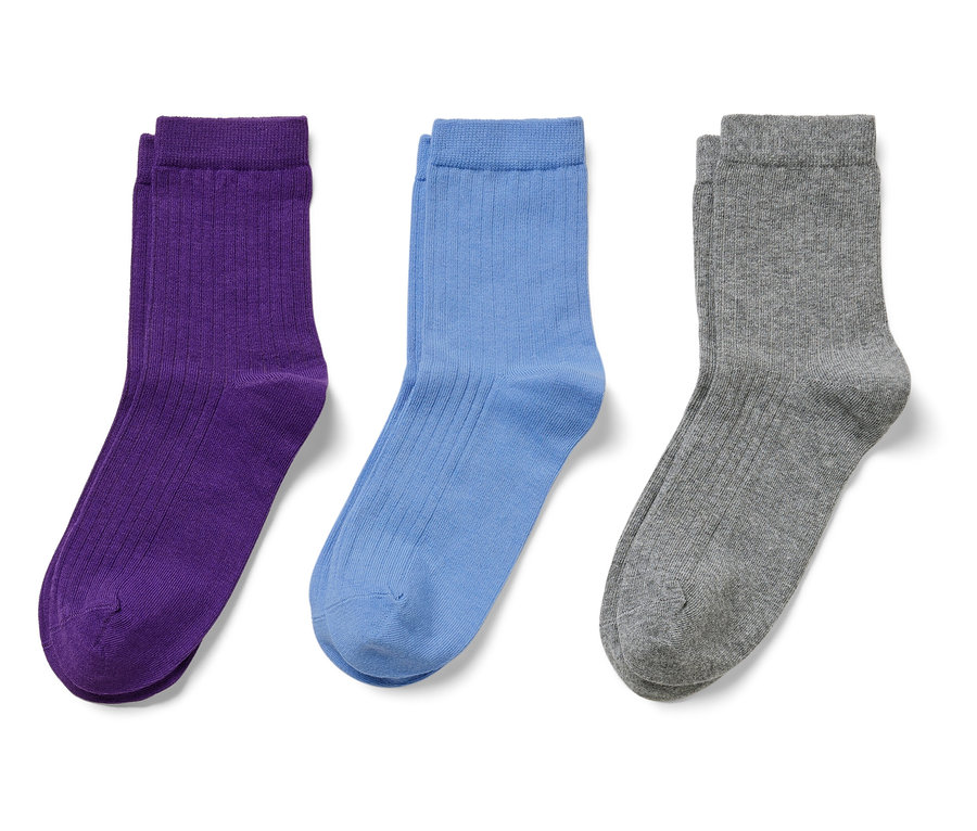 Trois paires de chaussettes : violettes, bleues et grises.
