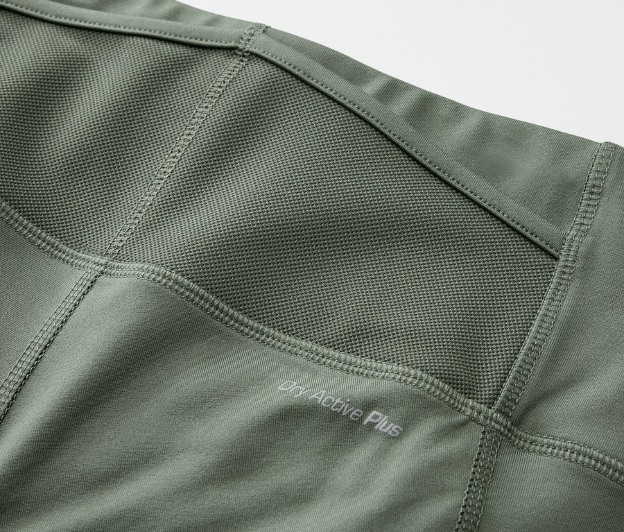 Détail d'un cuissard de vélo kaki avec l'inscription Dry Active Plus.