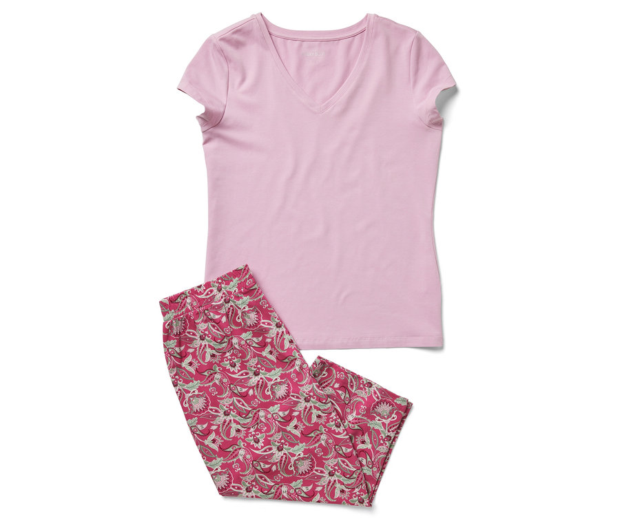 Ensemble pyjama 3/4 rose avec pantalon à fleurs.