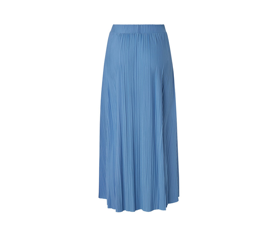 Une jupe plissée bleue.