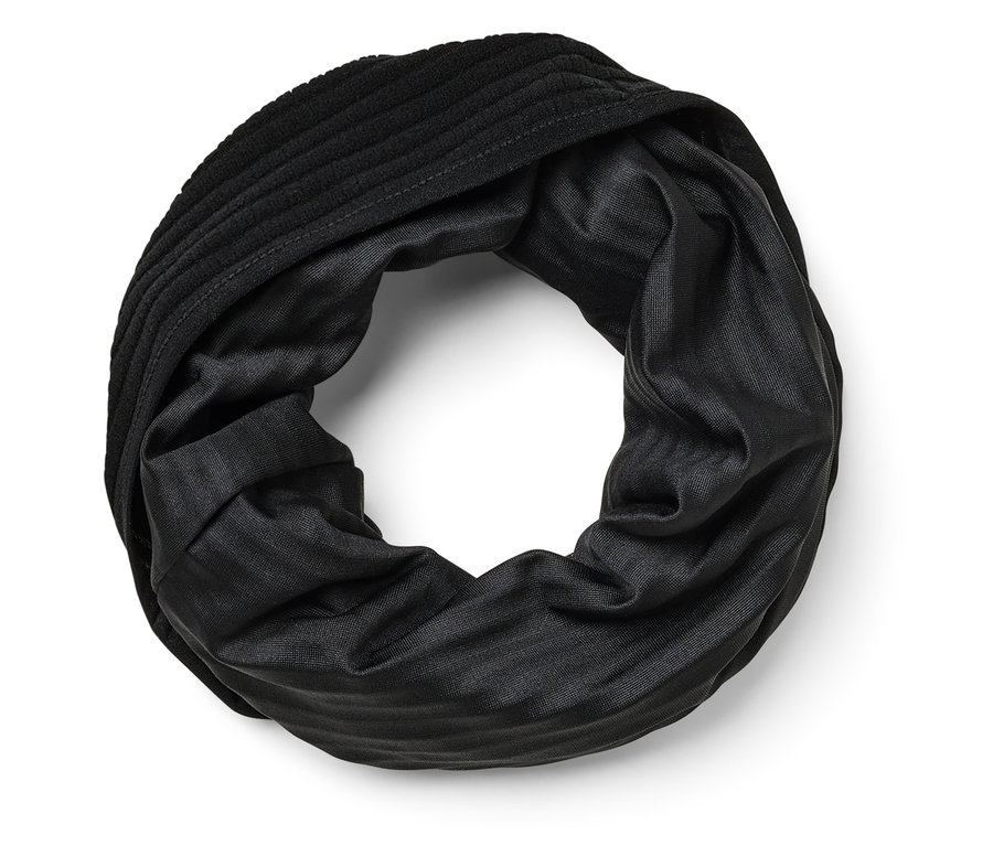 Un snood noir avec une texture côtelée et une couche intérieure lisse.