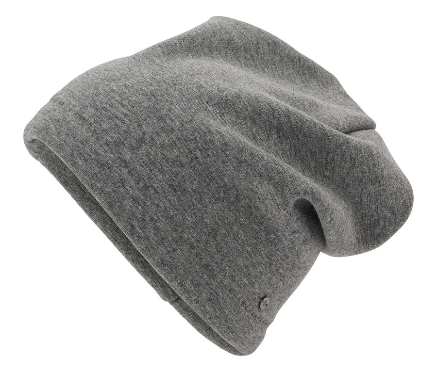 Gros plan d'un bonnet gris tricoté sur un fond blanc.