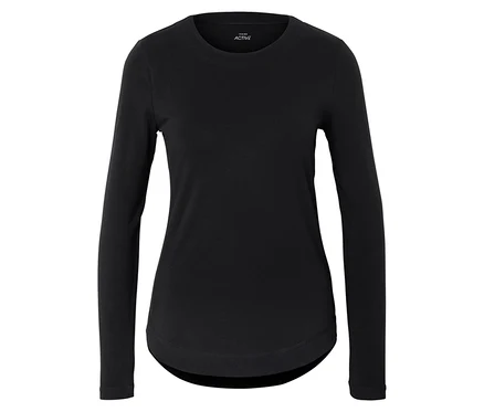 T-shirt noir à manches longues.