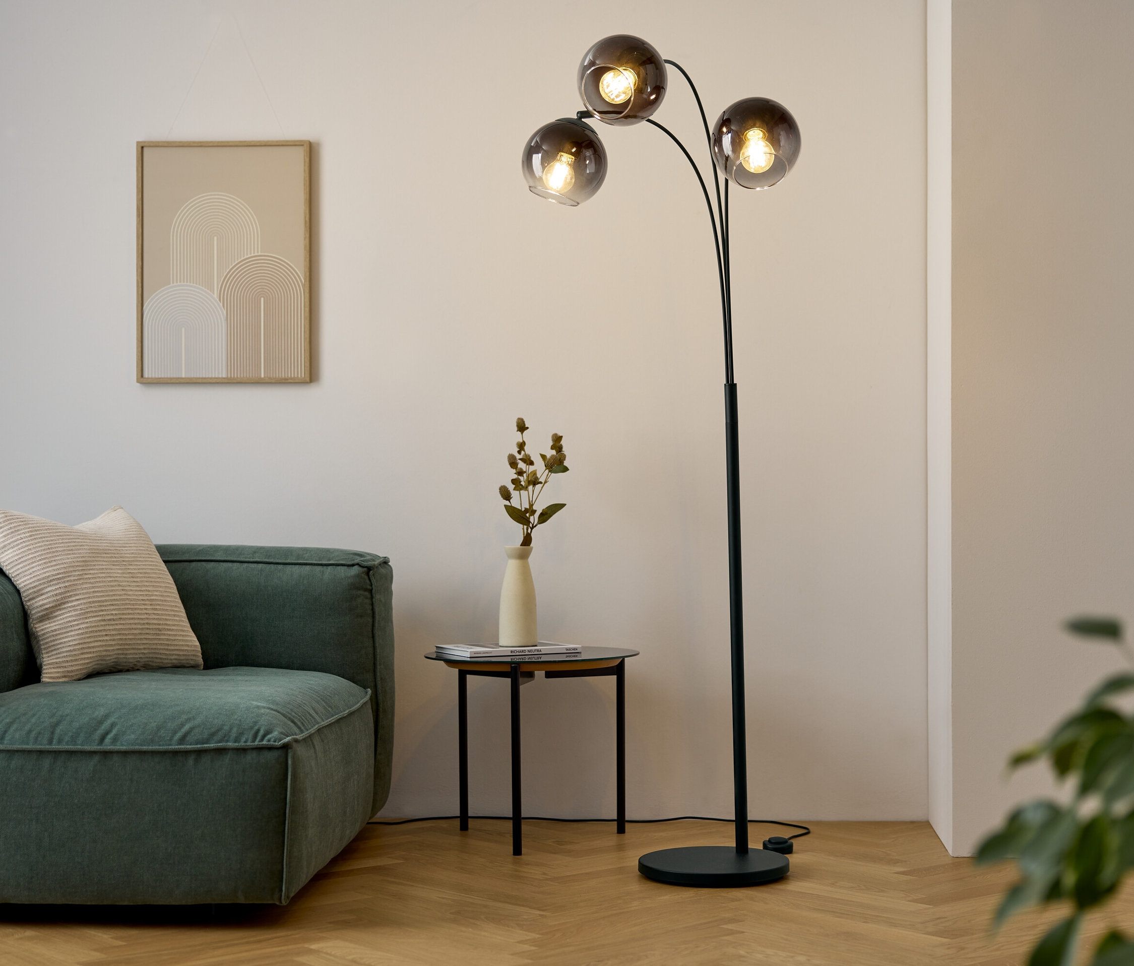 Salon avec canapé, table et lampadaire.