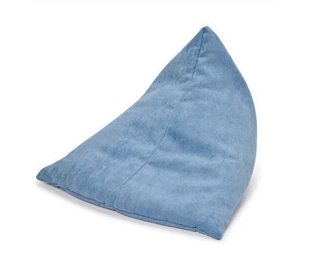Un pouf bleu clair en forme de triangle.