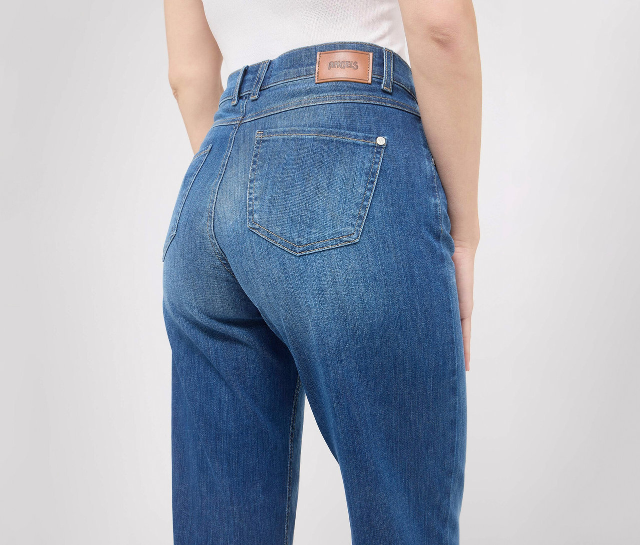Gros plan de dos d'une personne portant un jean Angels « Liz » jambes larges, bleu moyen usé.
