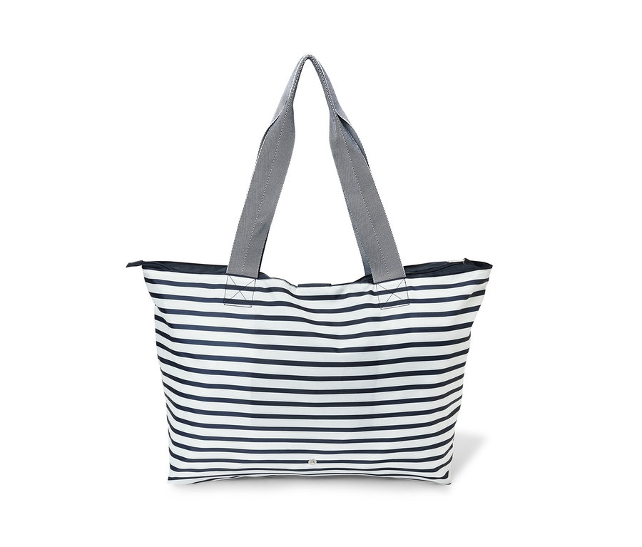 Un sac de plage pliable à rayures bleues et blanches avec des anses grises.