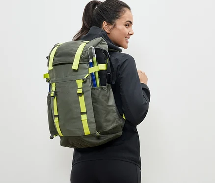 Femme portant un sac à dos d’extérieur.