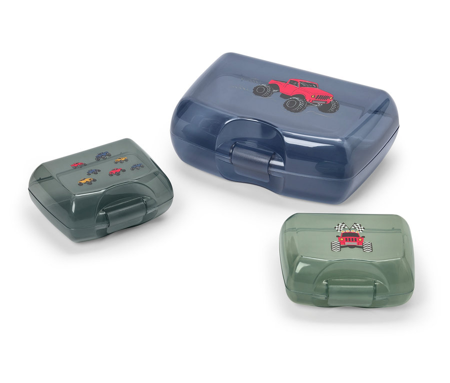 Trois boîtes à lunch avec des motifs de voitures sur un fond blanc.