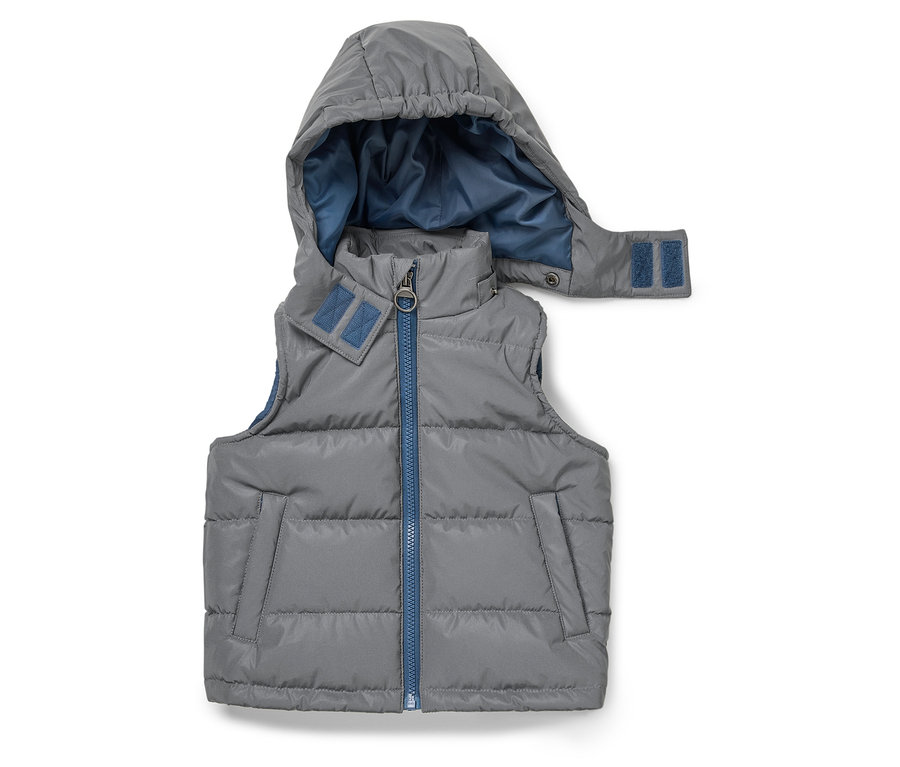 Veste matelassée grise avec capuche et fermeture éclair bleue.