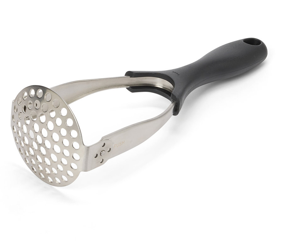 Presse-purée en acier inoxydable avec manche noir sur fond blanc.