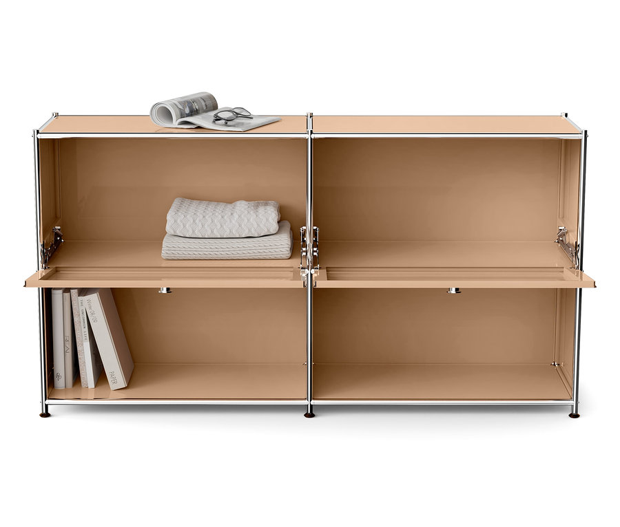 Un meuble beige avec quatre compartiments dont deux avec des portes ouvertes. Une couverture, un journal et des lunettes sont posés sur le dessus, et des livres sont posés en bas.