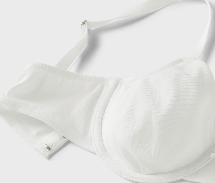 Gros plan d'un soutien-gorge à armatures blanc avec bretelles réglables.