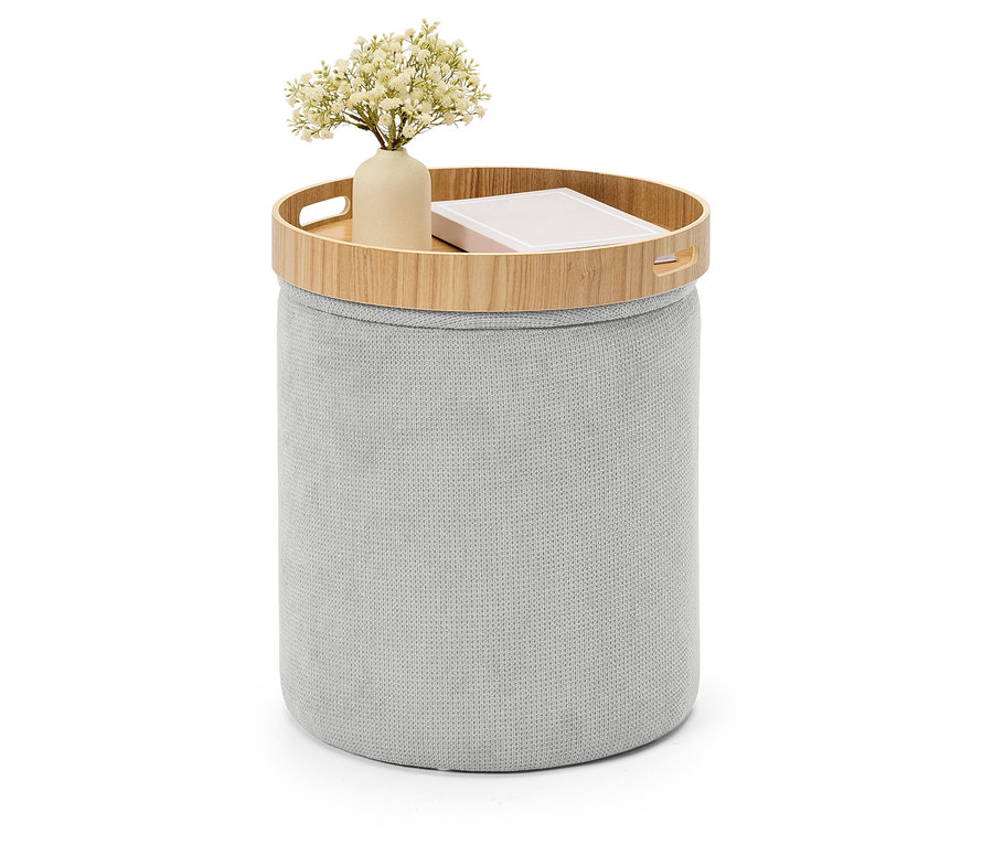 Tabouret gris en tricot avec un plateau en bois sur lequel reposent un vase avec des fleurs et un livre.