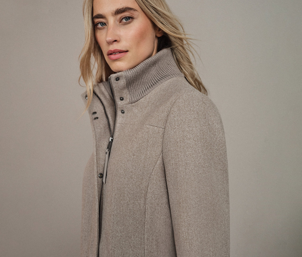 Femme portant un manteau court Street One.