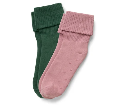 Deux paires de chaussettes : une paire vert foncé et une paire rose.