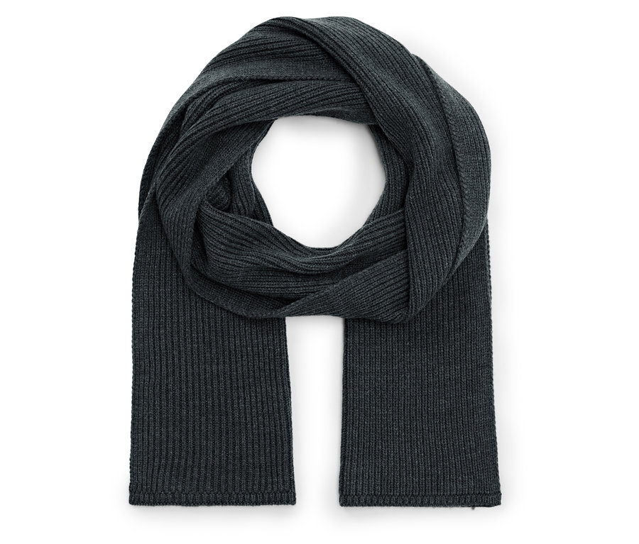 Une écharpe tricotée grise reposant sur un fond blanc.