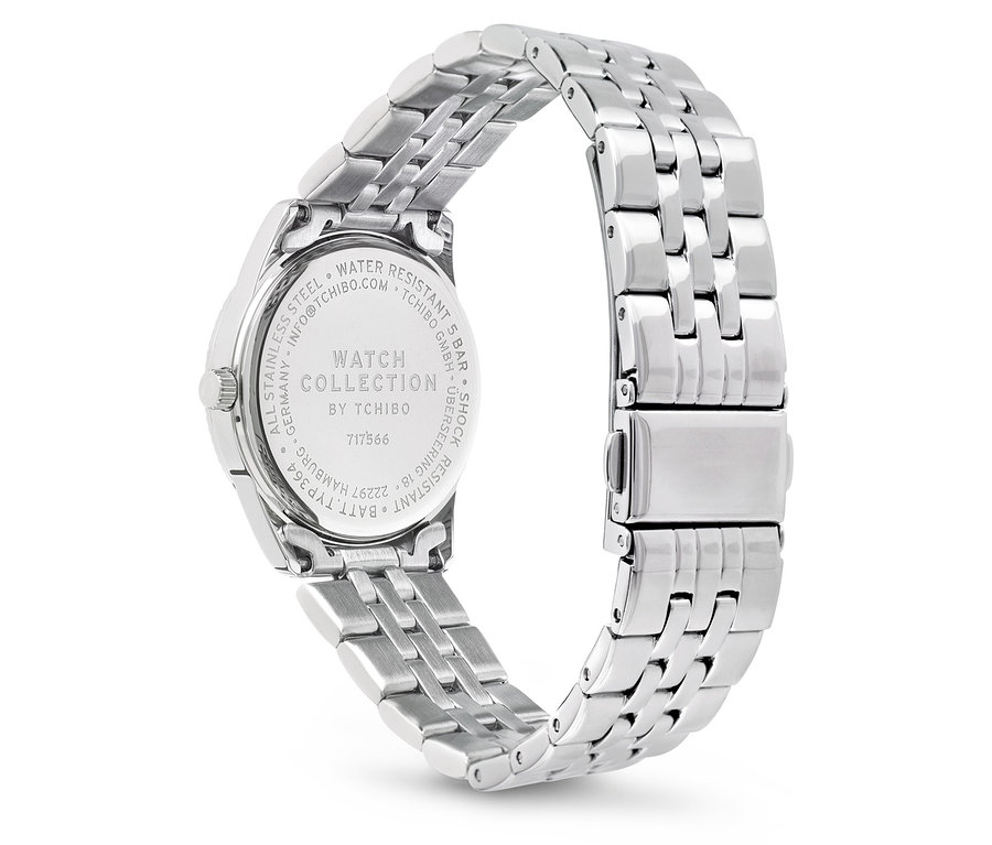 Détail d'une montre argentée avec un bracelet en métal.