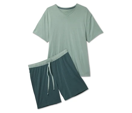 Un t-shirt vert clair et un short bleu foncé avec cordon de serrage sont posés sur un fond blanc.