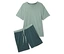 Un t-shirt vert clair et un short bleu foncé avec cordon de serrage sont posés sur un fond blanc.