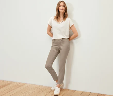Femme posant en treggings 7/8, t-shirt et baskets.