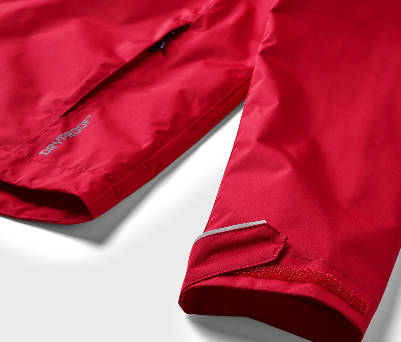 Gros plan sur une veste de pluie rouge.