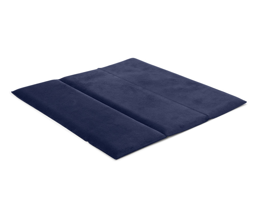 Tapis pliable bleu marine sur fond blanc.