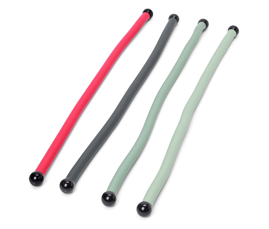Quatre Power Kabelbinder en rouge, gris et vert clair reposent sur un fond blanc.