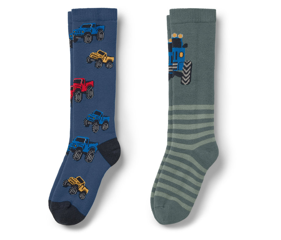 Deux chaussettes : une bleue avec des voitures et une grise avec des rayures et un tracteur.