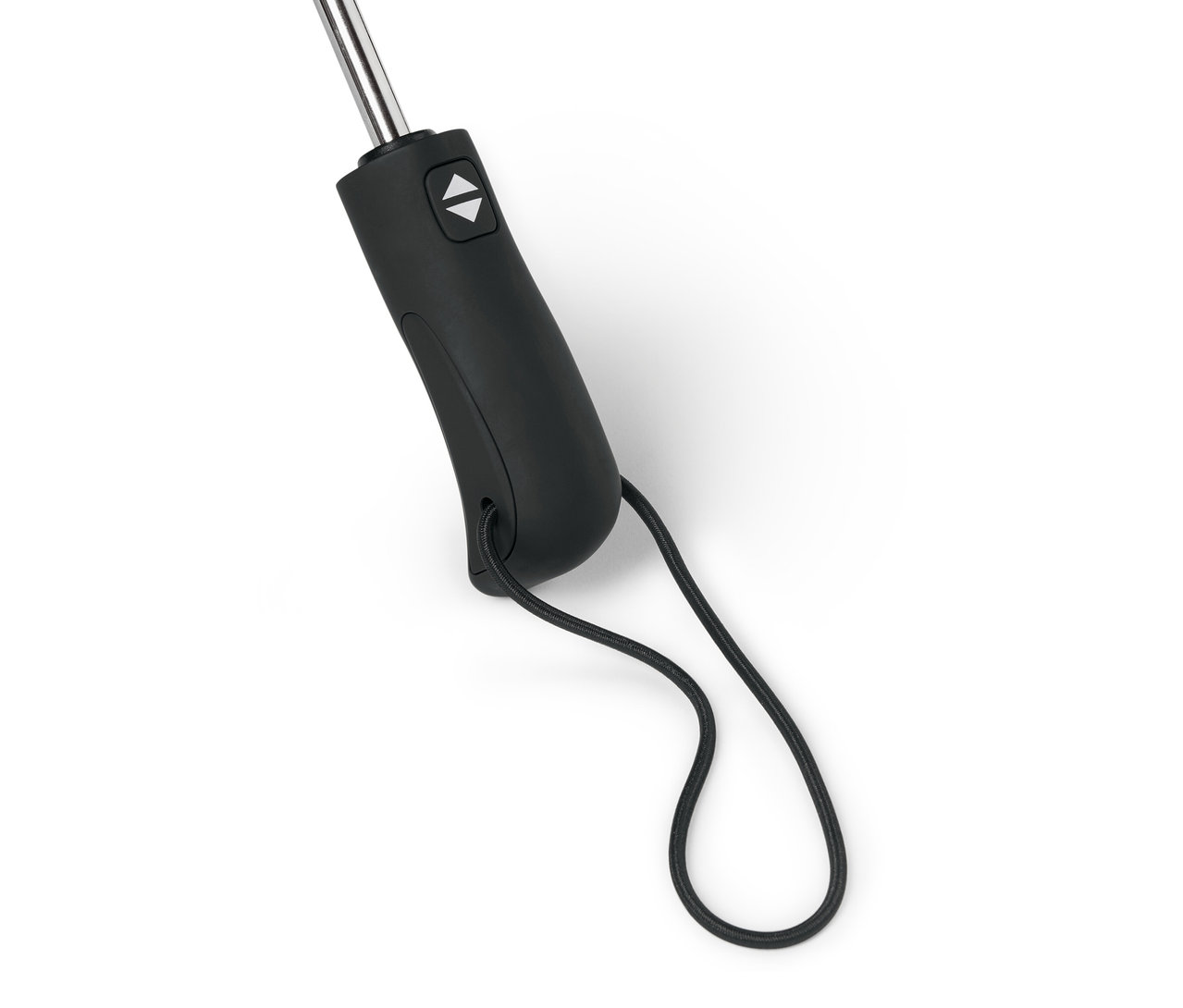 Détail d'un parapluie de poche automatique avec une poignée noire et une dragonne.