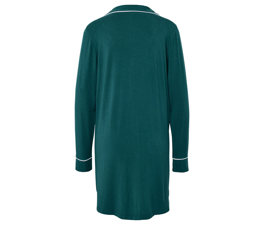 Chemise de nuit vert foncé à manches longues avec passepoil blanc.