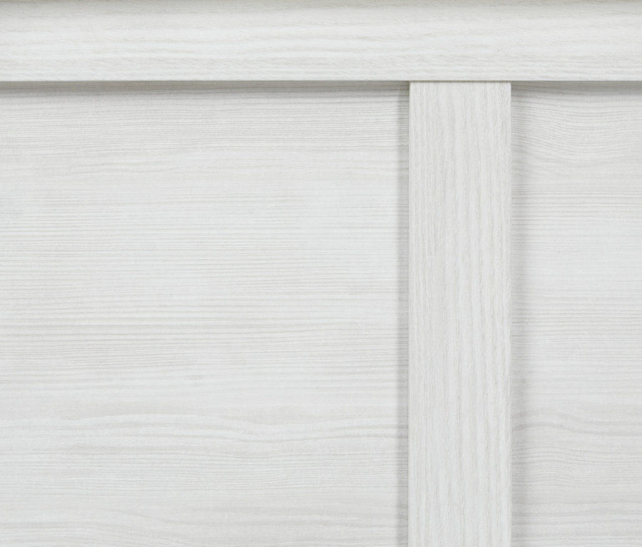 Gros plan sur une tête de lit blanche avec une texture en bois.